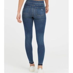 Spanx Classic Wash Distressed Released Frayed Hem Slimming Skinny Jeans